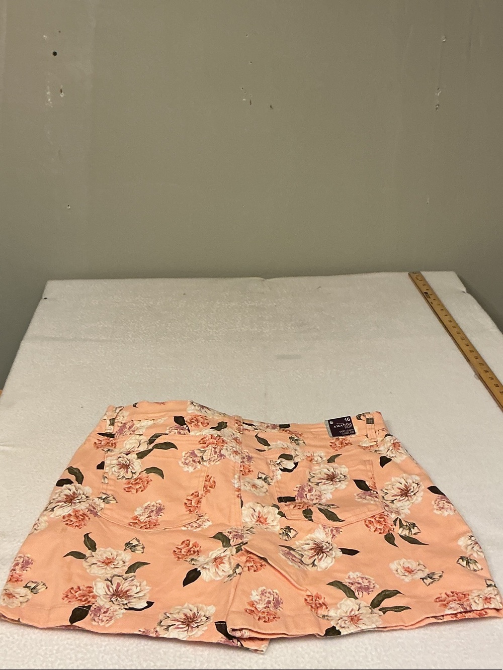 Gloria Vanderbilt Peach Floral Shorts with Green Leaf Accents Sz 16 , 3305 - Picture 4 of 4